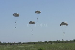 Con dos aviones Hércules Operativo "Furia": un cielo teñido de paracaidistas que se ejercitan para actuar en crisis - El descenso. Así se veían los paracaidistas bajar de los aviones, para sorpresa de propios y extraños. Operativo "Furia": un cielo teñido de paracaidistas que se ejercitan para actuar en crisis - El descenso. Así se veían los paracaidistas bajar de los aviones, para sorpresa de propios y extraños.