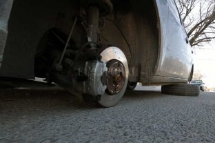 En barrio Candioti Fue a buscar su auto y le faltaban sus 4 ruedas - Fue a buscar su auto y le faltaban sus 4 ruedas -