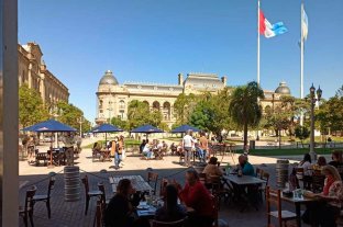 Quedó filmado por una cámara Seguidilla de inseguridad en Casco Histórico: motochorros contra comensales de un bar - El bar está ubicado frente a la Plaza 25 de Mayo. Seguidilla de inseguridad en Casco Histórico: motochorros contra comensales de un bar - El bar está ubicado frente a la Plaza 25 de Mayo.