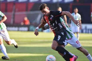 Hisopado negativo para todos, incluido Moschión Domínguez armó un Colón "raro" con algunos cambios sorpresivos - Alexis Castro con pelota dominada en acción. ¿Seguirá entre los once titulares o será un cambio? Lo más probable es que siga, porque para Domínguez es un jugador titular. No anduvo bien en el clásico, pero no fue el único. Lo único seguro es la vuelta de Lértora. Domínguez armó un Colón "raro" con algunos cambios sorpresivos - Alexis Castro con pelota dominada en acción. ¿Seguirá entre los once titulares o será un cambio? Lo más probable es que siga, porque para Domínguez es un jugador titular. No anduvo bien en el clásico, pero no fue el único. Lo único seguro es la vuelta de Lértora.