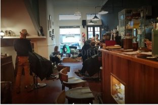 De terror Audaz golpe en una barbería céntrica - Clientes y empleados fueron despojados de sus pertenencias. Audaz golpe en una barbería céntrica - Clientes y empleados fueron despojados de sus pertenencias.