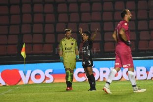 Cuartos de final Colón le ganó a Talleres por penales y es semifinalista - Burián, que atajó un penal, va en busca del "Pulga" que convirtió el último. La resignación en la cara de Marcos Díaz. Colón le ganó a Talleres por penales y es semifinalista - Burián, que atajó un penal, va en busca del "Pulga" que convirtió el último. La resignación en la cara de Marcos Díaz.