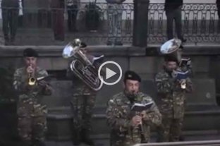Video: emotivo homenaje de la Banda del Liceo Militar al personal del hospital Cullen