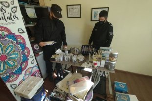En barrio Roma Allanan consultorio de falso kinesiólogo - El momento en que los investigadores secuestran parte del material que utilizaba el kinesiólogo "trucho". Allanan consultorio de falso kinesiólogo - El momento en que los investigadores secuestran parte del material que utilizaba el kinesiólogo "trucho".