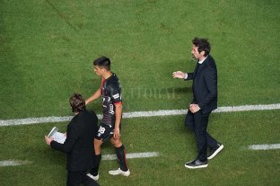 Eduardo Domínguez y sus declaraciones: una "visión" de lo que podía pasar Las frases que construyeron el camino hacia el título de campeón - Eduardo Domínguez le da instrucciones a Leguizamón en una foto que es emblemática de la campaña. El técnico le pidió al delantero que abandone Defensa y Justicia (había salido campeón de la Sudamericana y le faltaban seis meses de contrato) porque lo necesitaba y le iba a dar oportunidades, algo que cumplió porque salió del equipo por lesión. Las frases que construyeron el camino hacia el título de campeón - Eduardo Domínguez le da instrucciones a Leguizamón en una foto que es emblemática de la campaña. El técnico le pidió al delantero que abandone Defensa y Justicia (había salido campeón de la Sudamericana y le faltaban seis meses de contrato) porque lo necesitaba y le iba a dar oportunidades, algo que cumplió porque salió del equipo por lesión.
