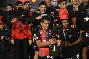 Se le hará una oferta sustanciosa, pero... ¿Colón no debe ilusionarse con la continuidad del Pulga? - El Pulga Rodríguez mirando la copa, antes de levantarla en la inolvidable noche del 4 de junio en San Juan. ¿Colón no debe ilusionarse con la continuidad del Pulga? - El Pulga Rodríguez mirando la copa, antes de levantarla en la inolvidable noche del 4 de junio en San Juan.