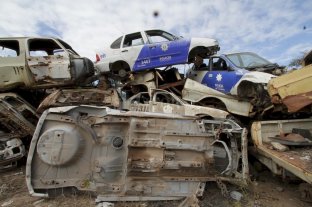 Desguace de autos secuestrados Allanaron un depósito policial y al día siguiente se produjeron dos incendios - Dos incendios se produjeron en la madrugada y la siesta del 27 de mayo, es decir, horas más tarde de que la Fiscalía de Complejos fuera en búsqueda de pruebas. Allanaron un depósito policial y al día siguiente se produjeron dos incendios - Dos incendios se produjeron en la madrugada y la siesta del 27 de mayo, es decir, horas más tarde de que la Fiscalía de Complejos fuera en búsqueda de pruebas.