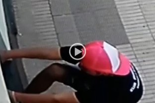 3 de Febrero al 3500 Video: vandalizaron a plena luz del día una casa en barrio Sur - Video: vandalizaron a plena luz del día una casa en barrio Sur -