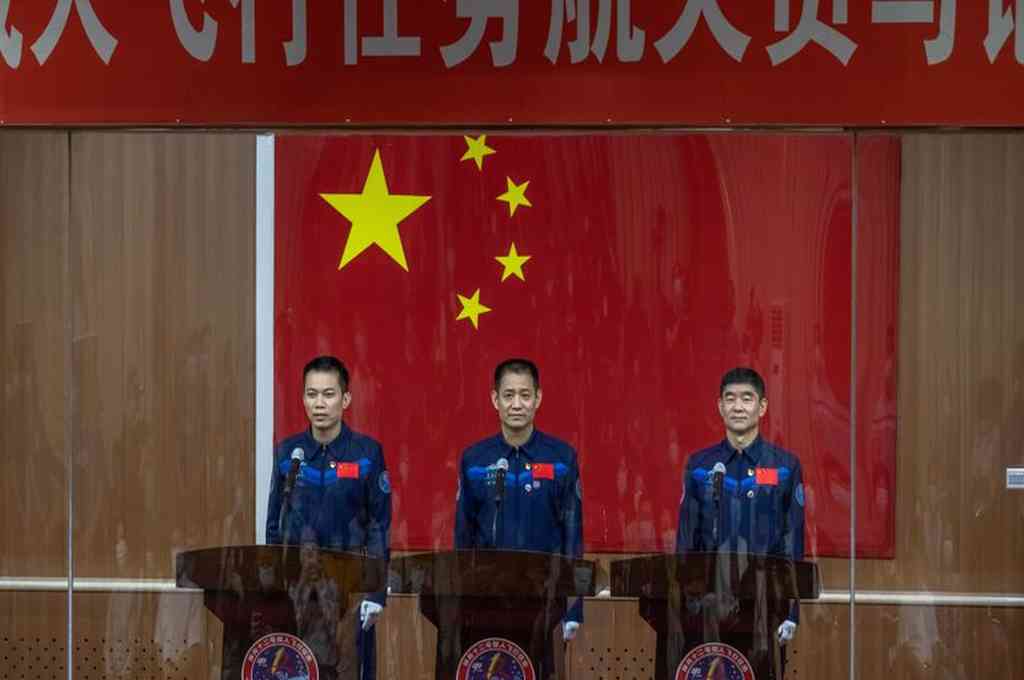 Los astronuatas chinos Tang Hongbo, Nie Haisheng y Liu Boming en una conferencia de prensa este miércoles, en el centro de lanzamiento de satélites de Jiuquan, en el noroeste de China. Crédito: Agencias