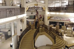 CIERRE DEFINITIVO Se apagó la luz del mítico palacio La Favorita y los últimos empleados se despidieron del inmueble - Se apagó la luz del mítico palacio La Favorita y los últimos empleados se despidieron del inmueble -