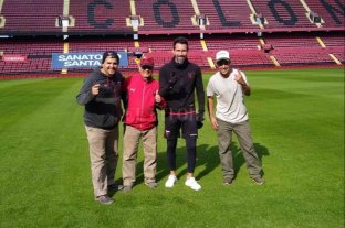 El lunes arranca con todo la pretemporada El técnico campeón ya trabaja en el nuevo Colón - El DT y los "cancheros". Eduardo Domínguez (DT campeón) llegó a Santa Fe y lo primero que hizo fue a ver "cómo estaban las cosas en el estadio de Colón". Lo mismo hizo con el predio. Ayer hubo una larga charla, mano a mano, con el presidente José Vignatti. El técnico campeón ya trabaja en el nuevo Colón - El DT y los "cancheros". Eduardo Domínguez (DT campeón) llegó a Santa Fe y lo primero que hizo fue a ver "cómo estaban las cosas en el estadio de Colón". Lo mismo hizo con el predio. Ayer hubo una larga charla, mano a mano, con el presidente José Vignatti.