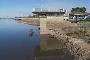 Poca agua en la región Impactantes imágenes de la bajante del Río Paraná en Santa Fe y Rosario - El pilar del viejo puente ferroviario que luego se convirtió en confitería bailable y ahora luce abandonado, una muestra de la bajante en la ciudad de Santa Fe. Impactantes imágenes de la bajante del Río Paraná en Santa Fe y Rosario - El pilar del viejo puente ferroviario que luego se convirtió en confitería bailable y ahora luce abandonado, una muestra de la bajante en la ciudad de Santa Fe.