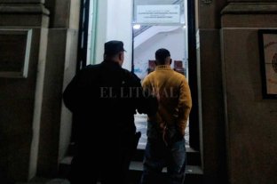 Inseguridad Ladrón santafesino "incansable": lo detuvieron cinco veces en medio año - Tras ser detenido en la madrugada de este sábado en una farmacia del sur de la ciudad, fue llevado a la Seccional 1era Ladrón santafesino "incansable": lo detuvieron cinco veces en medio año - Tras ser detenido en la madrugada de este sábado en una farmacia del sur de la ciudad, fue llevado a la Seccional 1era
