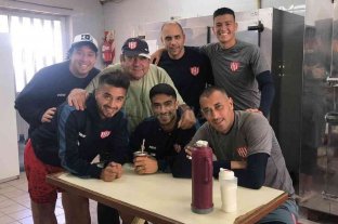 Alguien muy querido por todos en el club... Dolor tatengue: el Covid se llevó al cocinero de Unión - Momentos inolvidables. Una de las tantas postales del "Gringo" Carlos Gaitano, rodeado por los jugadores de cualquier plantel profesional del Club Atlético Unión de los últimos años. Todo el mundo lo apreciaba por su calidez humana en Unión. Dolor tatengue: el Covid se llevó al cocinero de Unión - Momentos inolvidables. Una de las tantas postales del "Gringo" Carlos Gaitano, rodeado por los jugadores de cualquier plantel profesional del Club Atlético Unión de los últimos años. Todo el mundo lo apreciaba por su calidez humana en Unión.