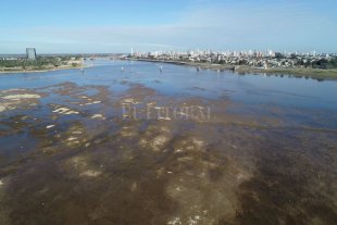Este domingo al mediodía El Río Paraná bajó a 45 cm en Santa Fe y es el récord de los últimos 50 años - El Río Paraná bajó a 45 cm en Santa Fe y es el récord de los últimos 50 años -