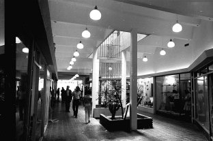 Los años setenta Una vía entre dos calles: la inauguración de la galería Colonial - Una vía entre dos calles: la inauguración de la galería Colonial -