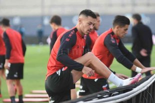 Doble turno en un regreso con mucha alegría El campeón volvió a entrenar con el Pulga y sin Yeiler Góez - Federico Lértora y un trabajo de elongación en los momentos previos a la gran final de hace poco más de dos semanas ante Racing. El volante sabalero estuvo en Miami de vacaciones con su familia, regresó al país y este lunes estuvo en la vuelta a los entrenamientos con el resto de sus compañeros. El campeón volvió a entrenar con el Pulga y sin Yeiler Góez - Federico Lértora y un trabajo de elongación en los momentos previos a la gran final de hace poco más de dos semanas ante Racing. El volante sabalero estuvo en Miami de vacaciones con su familia, regresó al país y este lunes estuvo en la vuelta a los entrenamientos con el resto de sus compañeros.