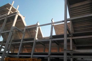 Va tomando forma la obra más importante de Spahn En dos semanas se "cierra" la imponente tribuna de Unión - EXCLUSIVO EL LITORAL. Así se terminó la semana de trabajo en el 15 de Abril, donde la estructura quedó cerrada "hasta el nivel previo a los palcos". La semana próxima, acorde a lo que pudo averiguar El Litoral, quedará cerrado completamente todo el imponente lateral sur de López y Planes, la obra insignia de la gestión Spahn. En dos semanas se "cierra" la imponente tribuna de Unión - EXCLUSIVO EL LITORAL. Así se terminó la semana de trabajo en el 15 de Abril, donde la estructura quedó cerrada "hasta el nivel previo a los palcos". La semana próxima, acorde a lo que pudo averiguar El Litoral, quedará cerrado completamente todo el imponente lateral sur de López y Planes, la obra insignia de la gestión Spahn.