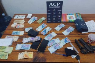 En el sur provincial Detienen a dos efectivos de la Policía Vial por coimeros - Elementos incautados a los policías detenidos. Detienen a dos efectivos de la Policía Vial por coimeros - Elementos incautados a los policías detenidos.