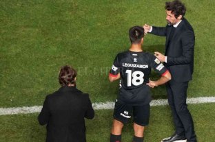 El libro de pases cierra este jueves 29 en la AFA Quedan tres días y Domínguez pide un refuerzo más en Colón - ¿Pide un "9"?: no, un "5". Si bien Eduardo Domínguez sólo dio las pistas de "un futbolista más para el mediocampo", todos los caminos conducen a que sería otro volante central, que en principio sería de corte defensivo o recuperación. En 48 horas cierra el libro de pases. Quedan tres días y Domínguez pide un refuerzo más en Colón - ¿Pide un "9"?: no, un "5". Si bien Eduardo Domínguez sólo dio las pistas de "un futbolista más para el mediocampo", todos los caminos conducen a que sería otro volante central, que en principio sería de corte defensivo o recuperación. En 48 horas cierra el libro de pases.