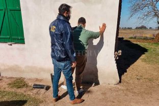 Quedó en prisión Confesó el autor del crimen de Grutly: "Me caza del cuello, lo codeo y le ensarto el cuchillo" - Efectivos de la AIC de Esperanza detuvieron a Carnero en su casa, ubicada en un campo de Colonia Rivadavia. Confesó el autor del crimen de Grutly: "Me caza del cuello, lo codeo y le ensarto el cuchillo" - Efectivos de la AIC de Esperanza detuvieron a Carnero en su casa, ubicada en un campo de Colonia Rivadavia.