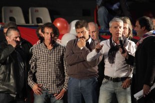 Fuertes declaraciones "Pepe" Castro, duro contra Azconzábal: "Traer a un técnico de tan poca jerarquía, iguala hacia abajo" - El que habla es José Antonio Castro, a su lado el "Vikingo" Mauri y Carlitos González, los tres fueron artífices de aquél ascenso de 1989. "Pepe" Castro, duro contra Azconzábal: "Traer a un técnico de tan poca jerarquía, iguala hacia abajo" - El que habla es José Antonio Castro, a su lado el "Vikingo" Mauri y Carlitos González, los tres fueron artífices de aquél ascenso de 1989.