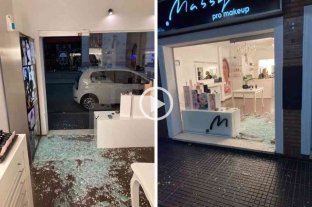Robo y destrozos en un comercio c�ntrico - Los delincuentes rompieron a patadas la puerta del local, sustrajeron un televisor Led y fugaron a bordo de una motocicleta.