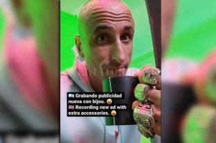 Manu Ginbili mostr sus cuatro anillos de campen de la NBA