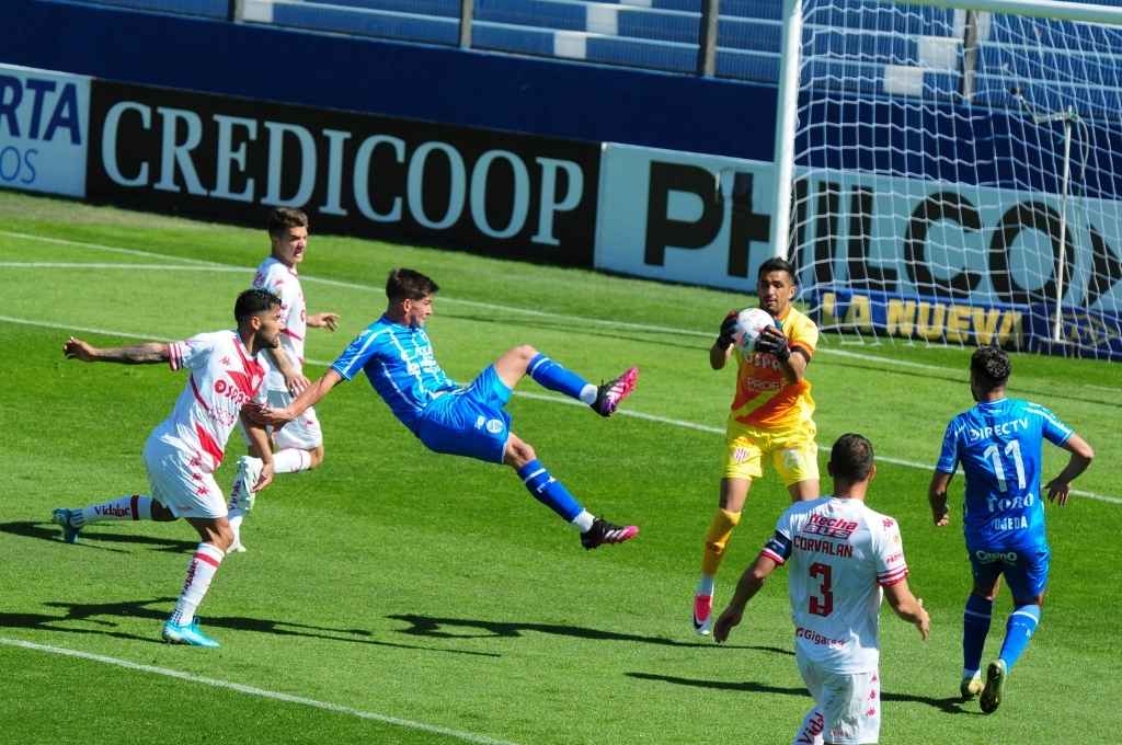 Moyano agarra la pelota, Calderón, Brítez y Corvalán observan.   Crédito: Prensa Unión