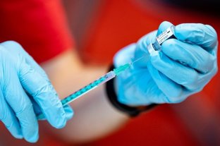 Un estudio reveló que la eficacia de la tercera dosis de vacunas de Pfizer y Moderna disminuye al cuarto mes