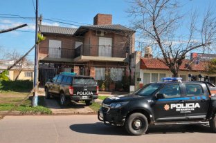 En Piquete Las Flores Violenta entradera sufrió el ex jefe de Policía de Santa Fe, Rafael Grau - La casa del ex jefe de Policía se ubica en Castelli 4300, en barrio Piquete Las Flores. Violenta entradera sufrió el ex jefe de Policía de Santa Fe, Rafael Grau - La casa del ex jefe de Policía se ubica en Castelli 4300, en barrio Piquete Las Flores.