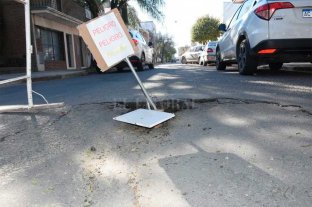 En la ciudad de Santa Fe Un peligro: se hundió el pavimento en un sector de barrio Sur - Un peligro: se hundió el pavimento en un sector de barrio Sur -