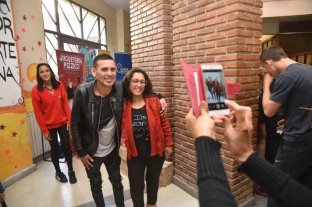 El "caso Piedrabuena" y un análisis sociopolítico ¿Por qué un cantante de cumbia puede tener más éxito electoral que un político? - El registro gráfico (sólo ilustrativo) muestra a Piedrabuena tomándose una foto con una seguidora. Fue en un evento solidario de 2018. Las "selfies" en los barrios fue una de sus estrategias. ¿Por qué un cantante de cumbia puede tener más éxito electoral que un político? - El registro gráfico (sólo ilustrativo) muestra a Piedrabuena tomándose una foto con una seguidora. Fue en un evento solidario de 2018. Las "selfies" en los barrios fue una de sus estrategias.