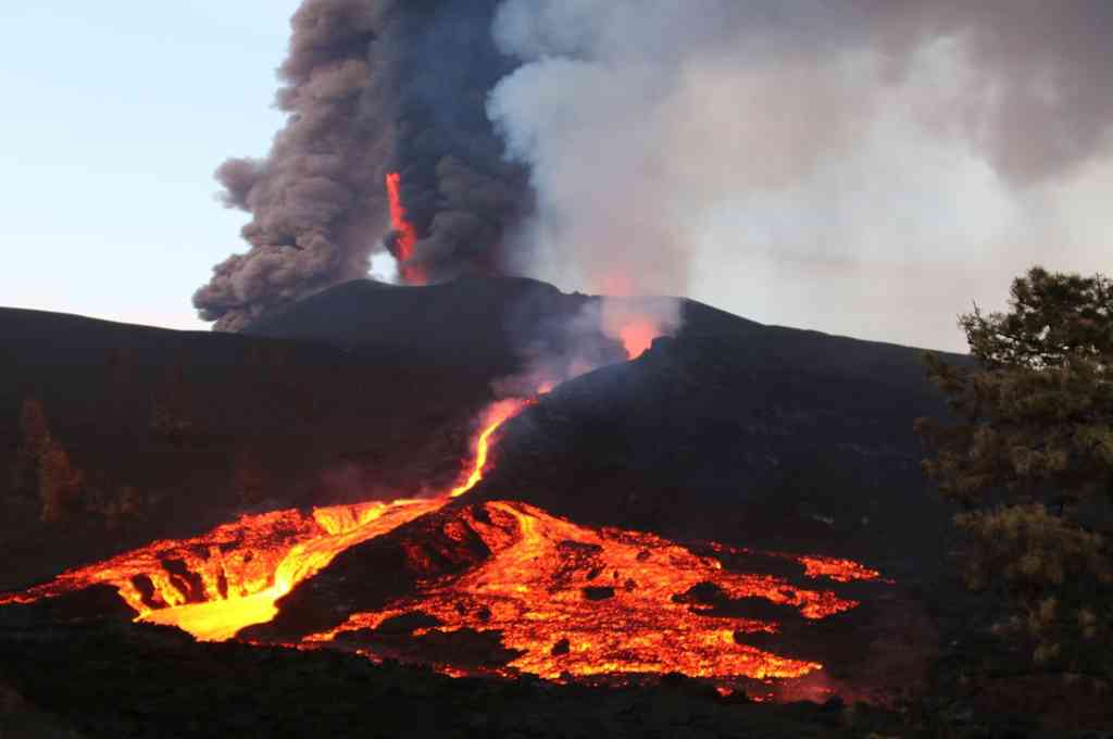 Así permanecía este lunes por la noche el volcán La Palma, en Islas Canarias. Crédito: Twitter