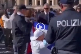 Polémica en El Vaticano: la policía le quitó la bandera a un cubano durante el Angelus