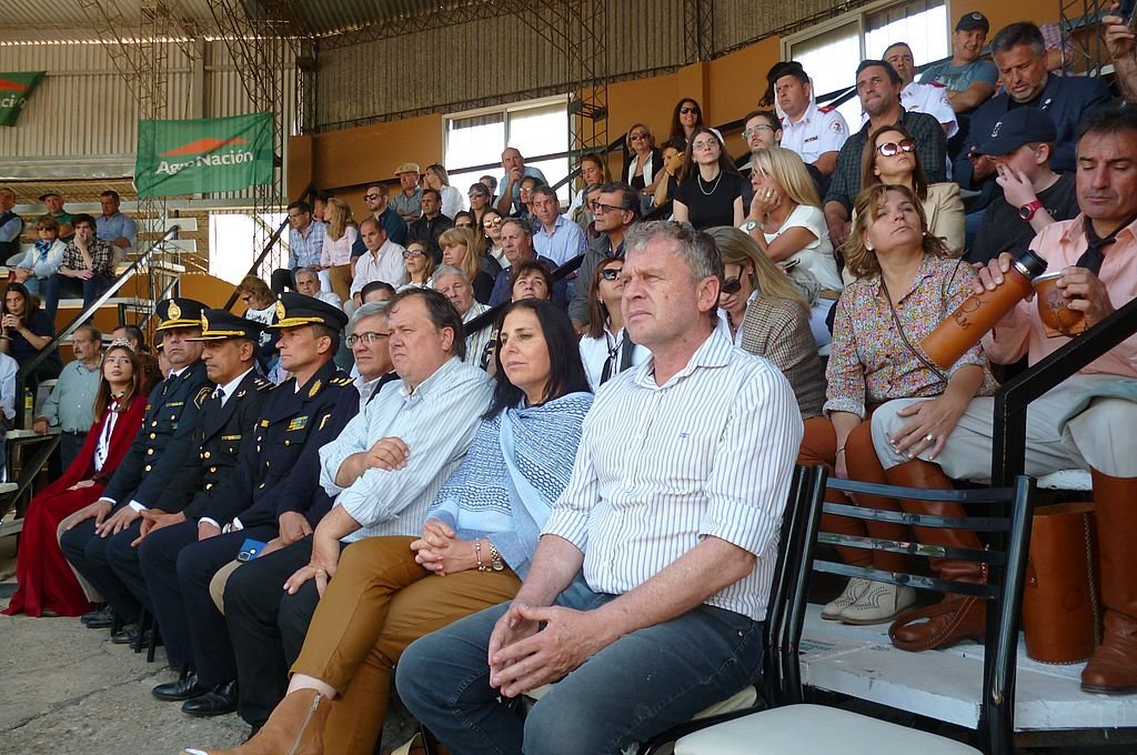 El intendente de Chajarí, junto a otras autoridades y público que presenció la apertura de la muestra. 