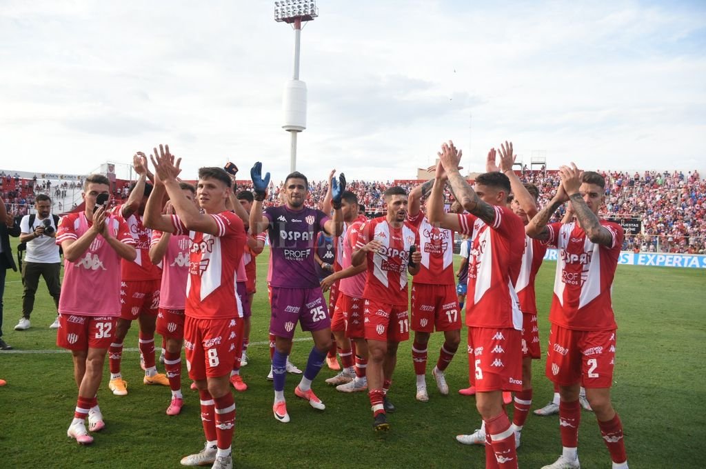 Los jugadores de Unión saludan y festejan el triunfo junto a sus hinchas.  Crédito: Manuel Fabatía