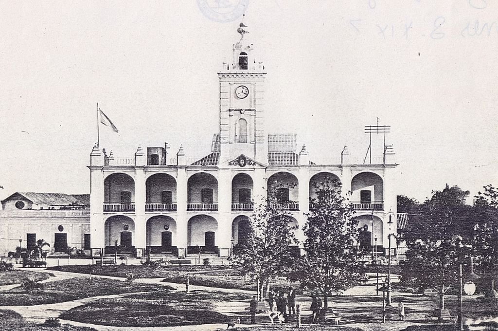 Foto ilustrativa. El Cabildo de Santa Fe y la plaza 25 de Mayo fueron testigos de los castigos que hoy nos repelen. La imagen es del año 1876. Crédito: Archivo