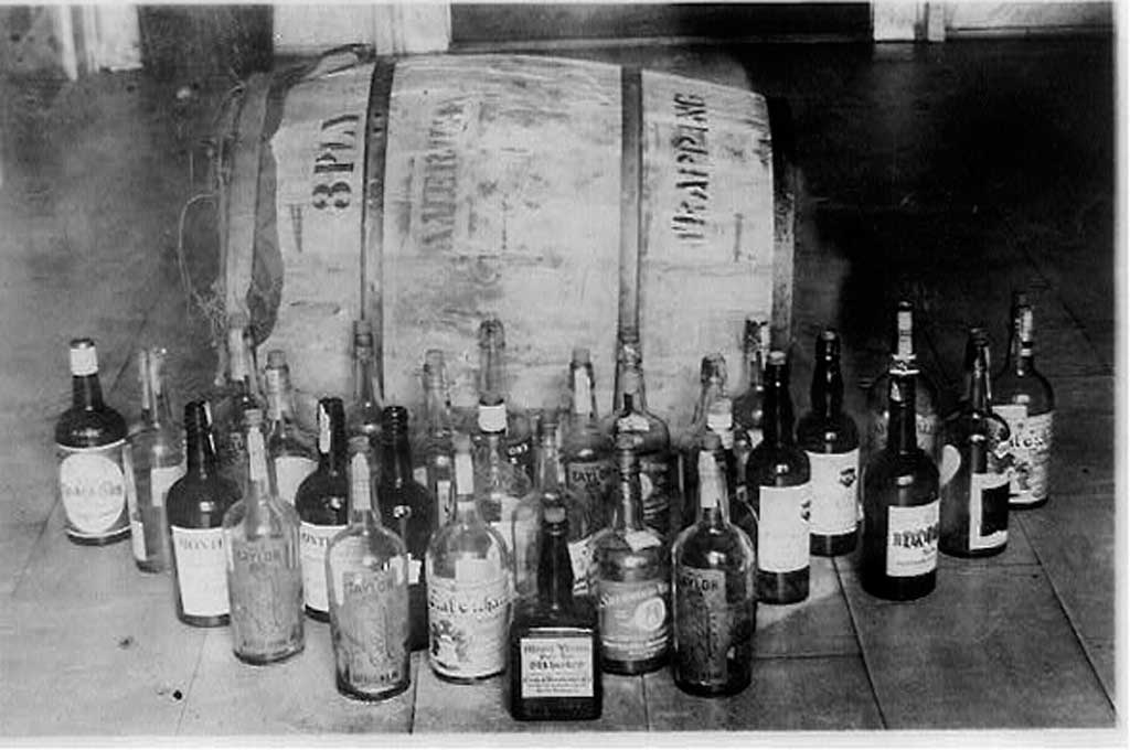 La venta de bebida ilegal, uno de los delitos más frecuentes en las primeras décadas del siglo XX Crédito: Gentileza
