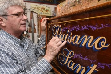 El fileteador "Peco" sum su pincelada al homenaje al pianista Ariel Ramrez