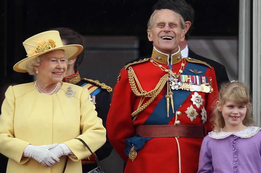 Louse Windsor junto a sus abuelos, la reina Isabel II y Felipe de Edimburgo Crédito: Archivo