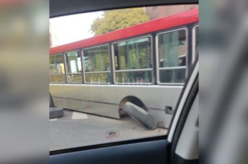 Lnea de colectivos: se le sali una rueda y qued fuera de servicio en pleno barrio sur