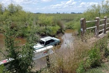 Hallaron un auto abandonado y semi sumergido en un canal