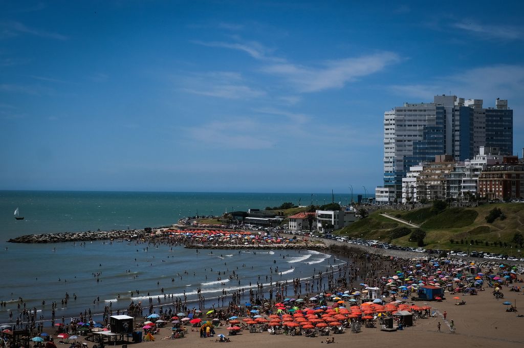 Miles de turistas y vecinos de la ciudad de Mar del Plata eligieron las playas para pasar el fin de semana largo. Crédito: Télam