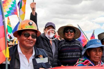 Polémica por la participación del embajador argentino en Bolivia en una marcha con Evo Morales
