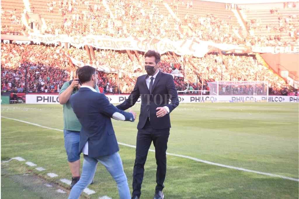 Eduardo Domínguez y el cordial saludo con el Kily González antes del partido. Luego, Central lo 