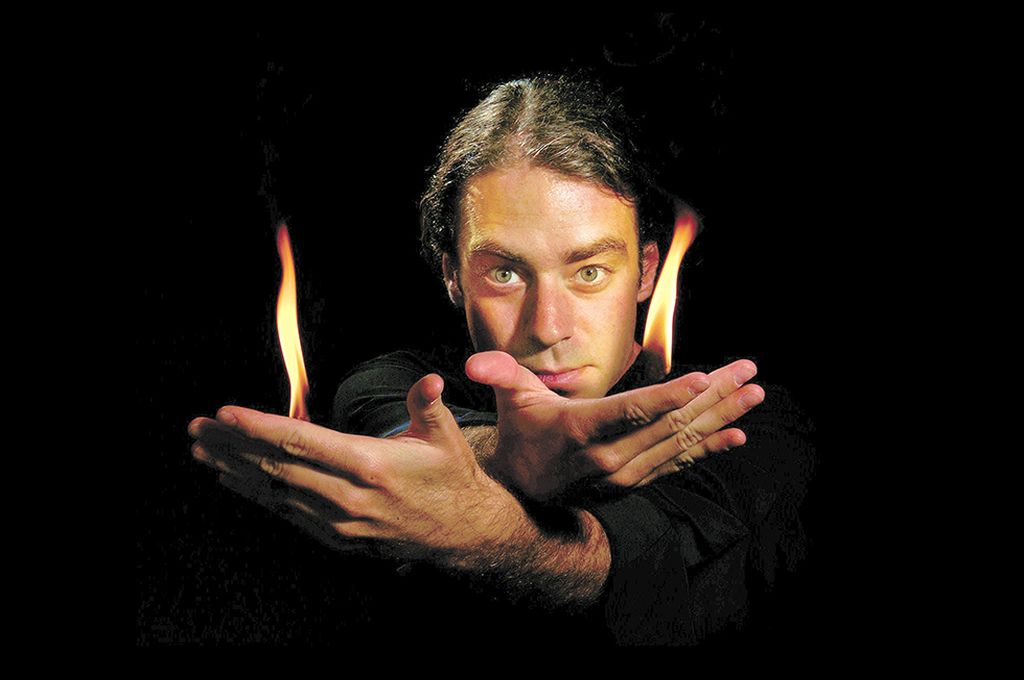 Xuxo Ruiz es un maestro-mago español. Desde hace -aproximadamente- veinte años mezcla trucos de magia con la enseñanza de lengua, matemática, ciencias sociales o naturales. Crédito: Gentileza