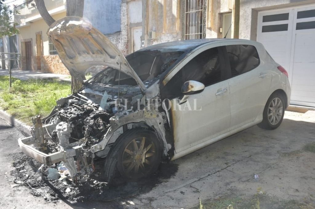Uno de los seis autos incendiados durante la madrugada del pasado 17 de noviembre. Crédito: Archivo El Litoral