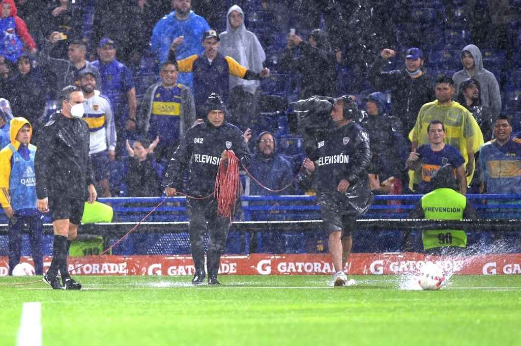 La intensa lluvia del domingo obligó al árbitro Patricio Loustau aplazar el partido, que finalmente se jugará esta tarde-noche.   Crédito: Gentileza