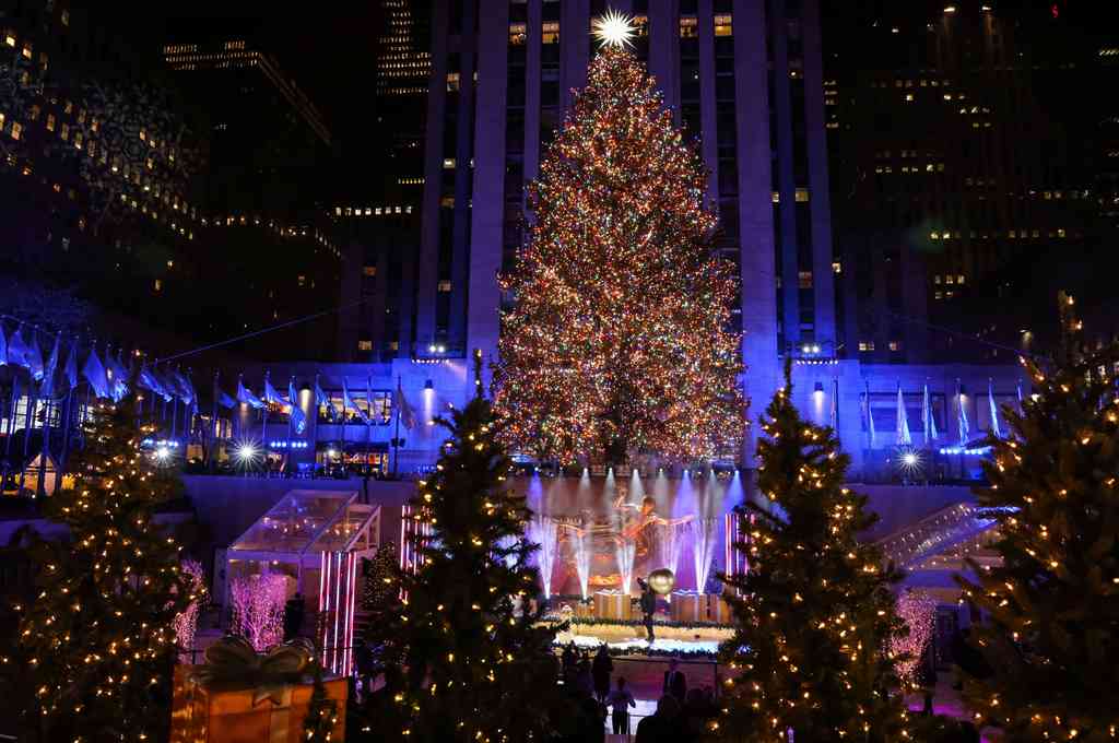 Más de 50.000 luces iluminan el árbol de Navidad de Rockefeller Center durante la ceremonia de encendido, en Nueva York.  Crédito: Reuters